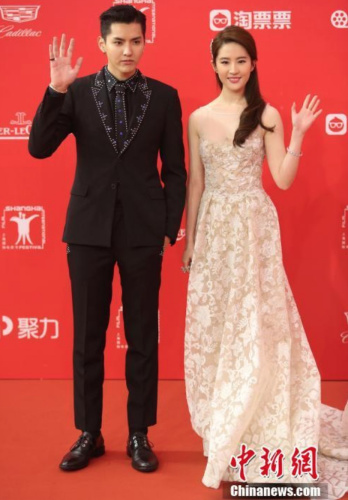 鹿晗吴亦凡是否恢复自由身？  合约维持至2022年