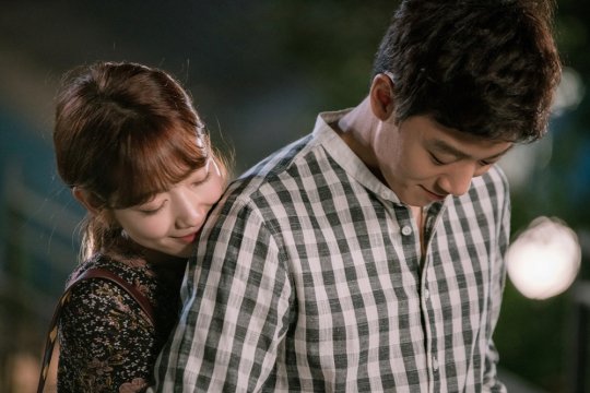 《Doctors》曝最新剧照 朴信惠与金来沅上演&ldquo;后背杀&rdquo;【组图】
