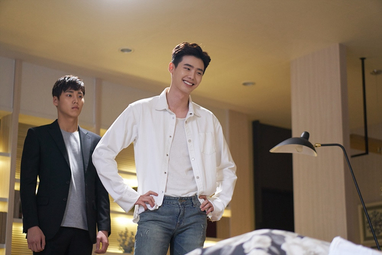 《W-两个世界》再曝花絮照 李钟硕韩孝周剪刀手卖萌【组图】