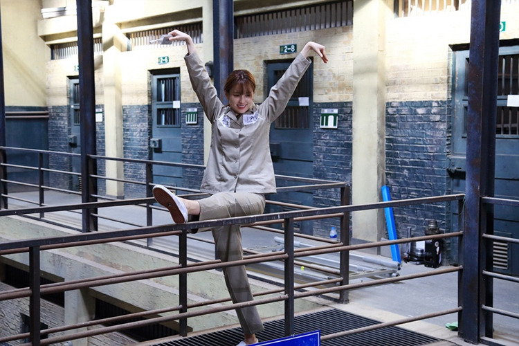 《W-两个世界》再曝花絮照 李钟硕韩孝周剪刀手卖萌【组图】