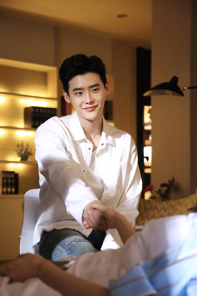 《W-两个世界》再曝花絮照 李钟硕韩孝周剪刀手卖萌【组图】