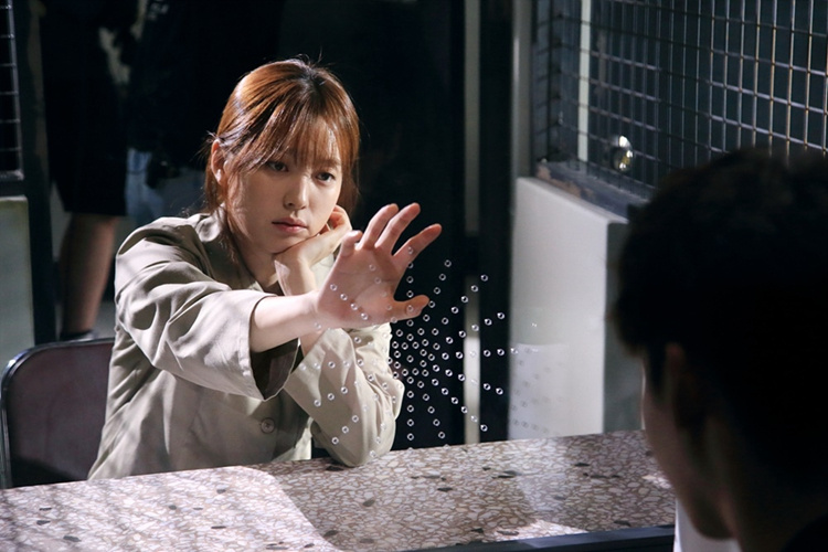 《W-两个世界》再曝花絮照 李钟硕韩孝周剪刀手卖萌【组图】