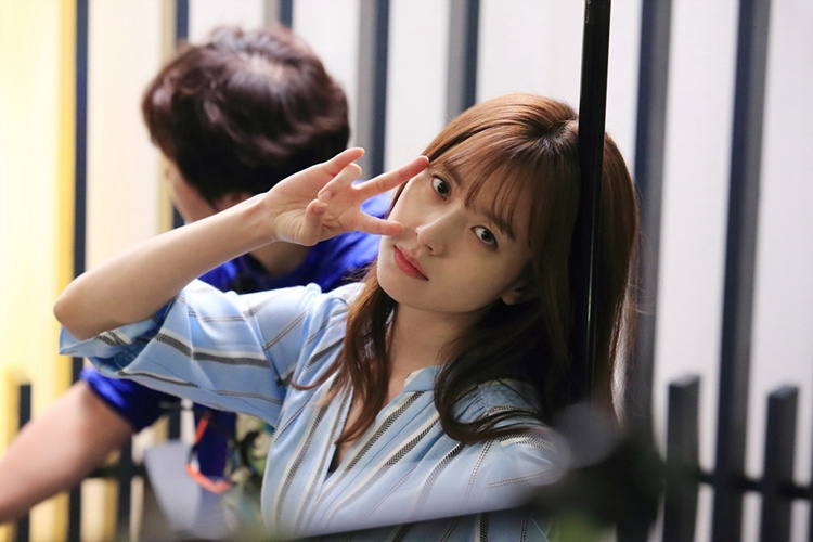 《W-两个世界》再曝花絮照 李钟硕韩孝周剪刀手卖萌【组图】