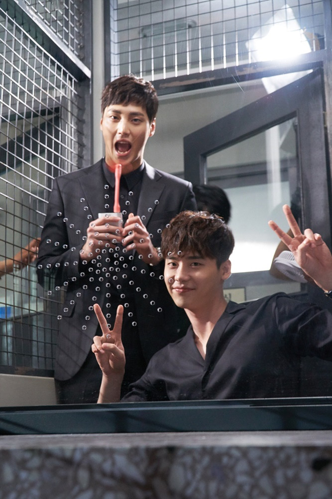 《W-两个世界》再曝花絮照 李钟硕韩孝周剪刀手卖萌【组图】