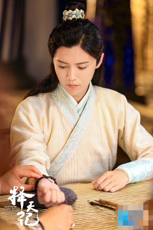 《择天记》鹿晗古装吸睛  李准基朴宝剑李易峰等男神古装也超帅【组图】