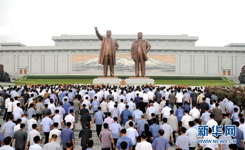 （国际）（1）朝鲜民众向领袖铜像献花 纪念“解放日”