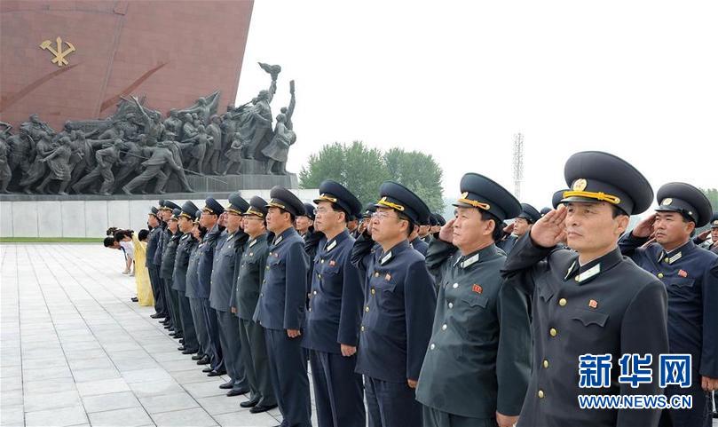 （国际）（3）朝鲜民众向领袖铜像献花 纪念“解放日”