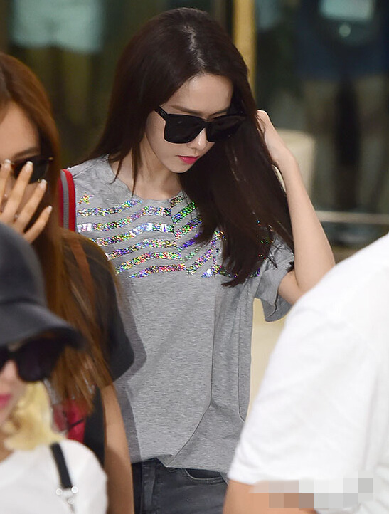 Tiffany发日本军旗照后戴口罩亮相 少女时代返韩现身机场【组图】