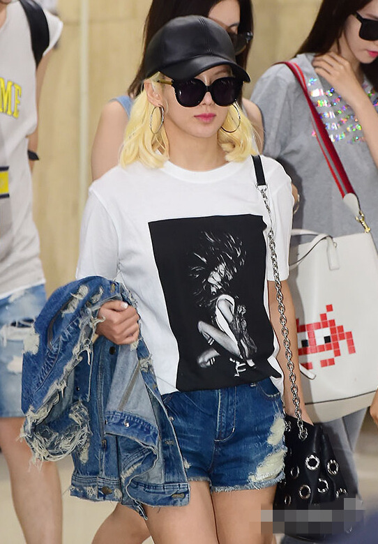 Tiffany发日本军旗照后戴口罩亮相 少女时代返韩现身机场【组图】