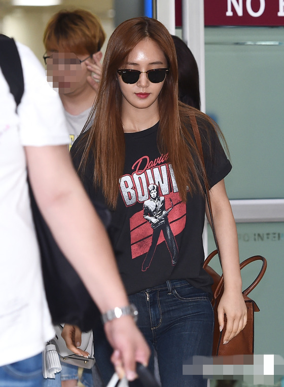 Tiffany发日本军旗照后戴口罩亮相 少女时代返韩现身机场【组图】