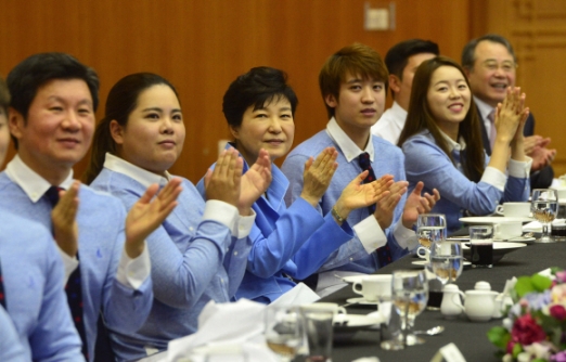 韩国总统朴槿惠邀奥运健儿共进午餐 承诺支持体育事业【组图】