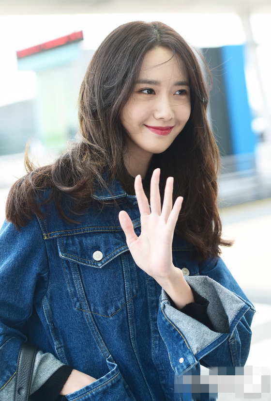 少女时代允儿飞西班牙拍《The K2》 牛仔外套搭黑裙显时尚【组图】