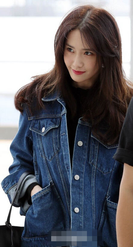 少女时代允儿飞西班牙拍《The K2》 牛仔外套搭黑裙显时尚【组图】