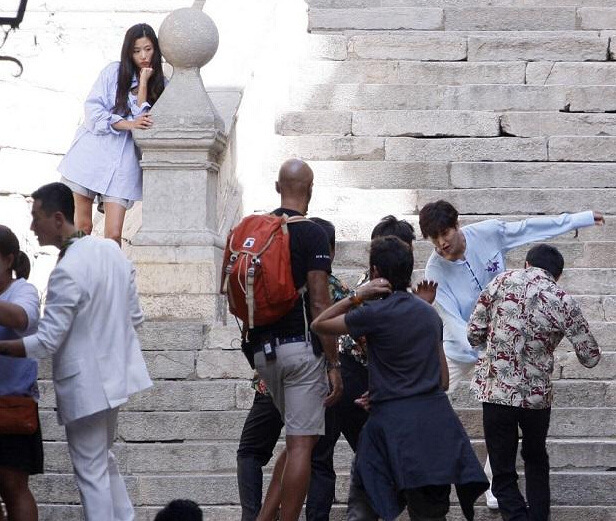 《蓝色大海的传说》西班牙路透照曝光 李敏镐保护全智贤显身手【组图】