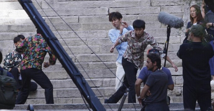 《蓝色大海的传说》西班牙路透照曝光 李敏镐保护全智贤显身手【组图】