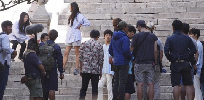 《蓝色大海的传说》西班牙路透照曝光 李敏镐保护全智贤显身手【组图】