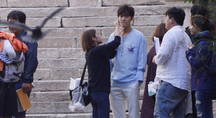 《蓝色大海的传说》西班牙路透照曝光 李敏镐保护全智贤显身手【组图】