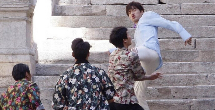 《蓝色大海的传说》西班牙路透照曝光 李敏镐保护全智贤显身手【组图】