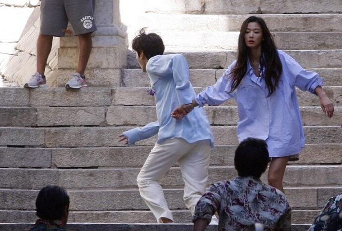 《蓝色大海的传说》西班牙路透照曝光 李敏镐保护全智贤显身手【组图】