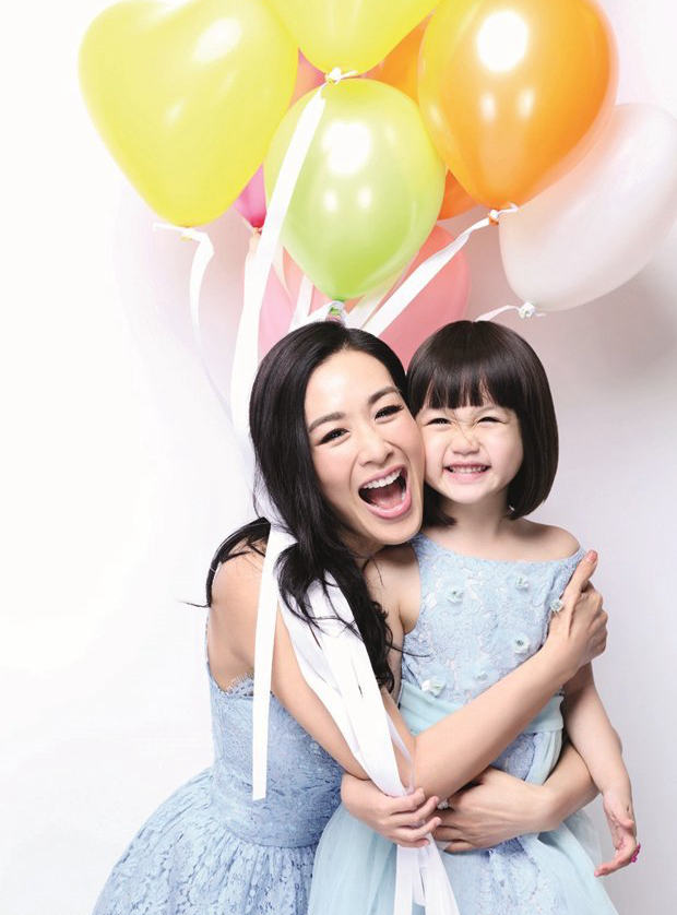 奶茶妹妹抱女出镜 李英爱金喜善等中韩明星女儿颜值出众【组图】