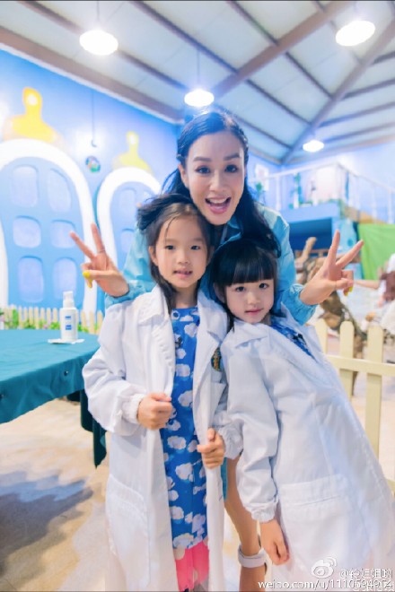 奶茶妹妹抱女出镜 李英爱金喜善等中韩明星女儿颜值出众【组图】