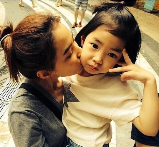 奶茶妹妹抱女出镜 李英爱金喜善等中韩明星女儿颜值出众【组图】