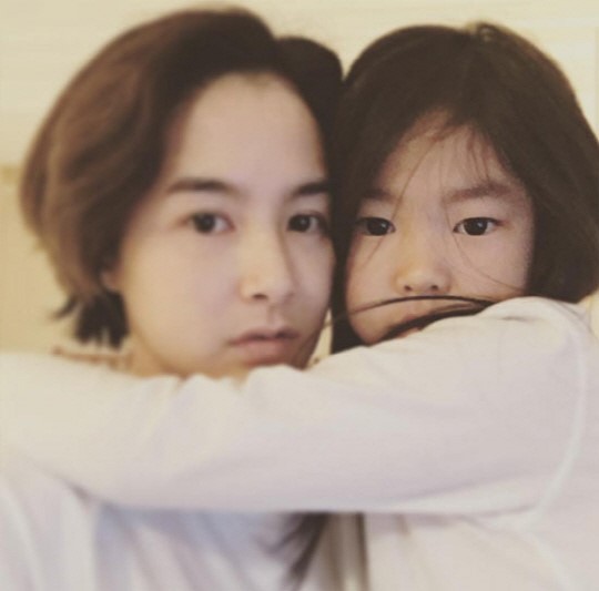 奶茶妹妹抱女出镜 李英爱金喜善等中韩明星女儿颜值出众【组图】