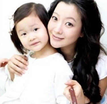 奶茶妹妹抱女出镜 李英爱金喜善等中韩明星女儿颜值出众【组图】