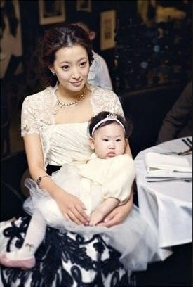 奶茶妹妹抱女出镜 李英爱金喜善等中韩明星女儿颜值出众【组图】