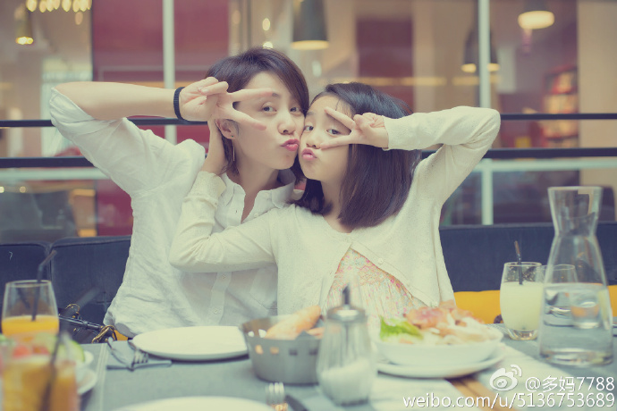 奶茶妹妹抱女出镜 李英爱金喜善等中韩明星女儿颜值出众【组图】