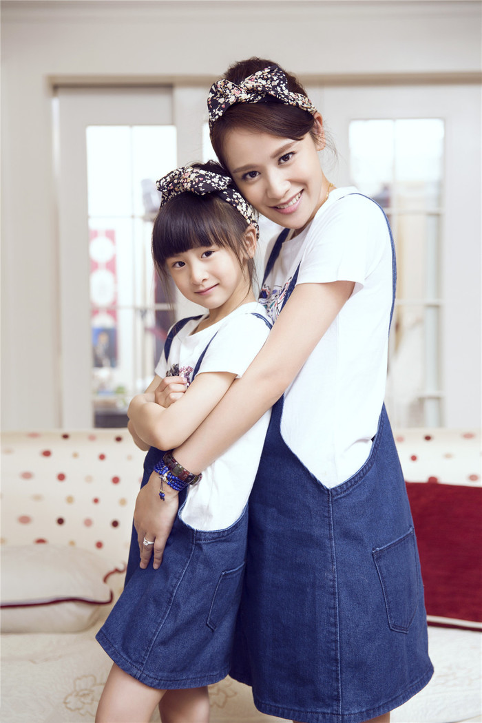 奶茶妹妹抱女出镜 李英爱金喜善等中韩明星女儿颜值出众【组图】