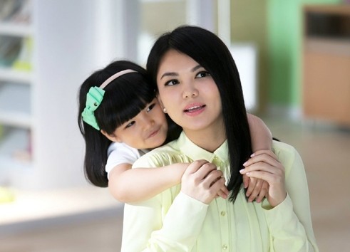 奶茶妹妹抱女出镜 李英爱金喜善等中韩明星女儿颜值出众【组图】