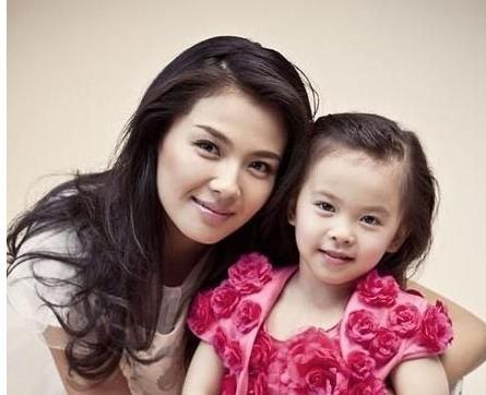 奶茶妹妹抱女出镜 李英爱金喜善等中韩明星女儿颜值出众【组图】