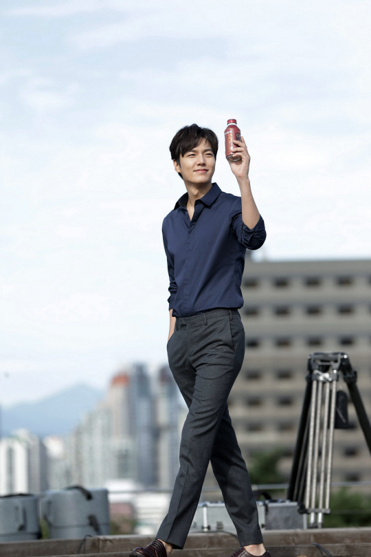 李敏镐广告拍摄花絮照 微笑迷人长腿逆天【组图】