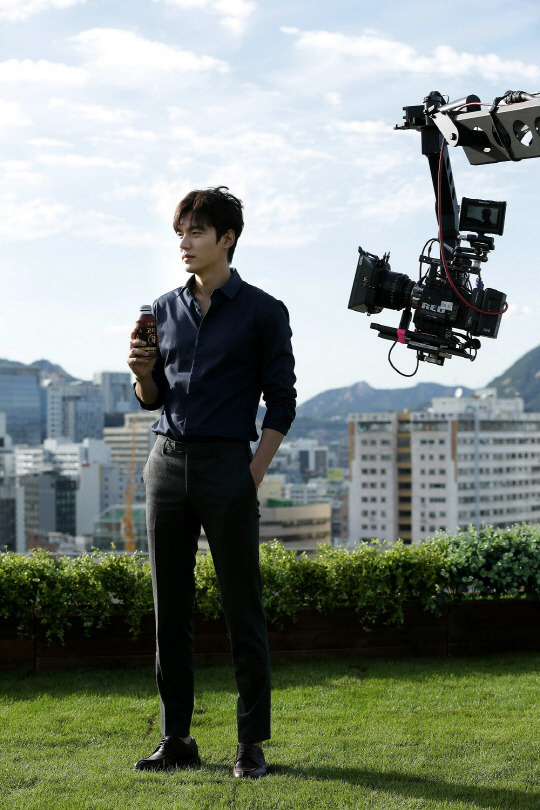 李敏镐广告拍摄花絮照 微笑迷人长腿逆天【组图】