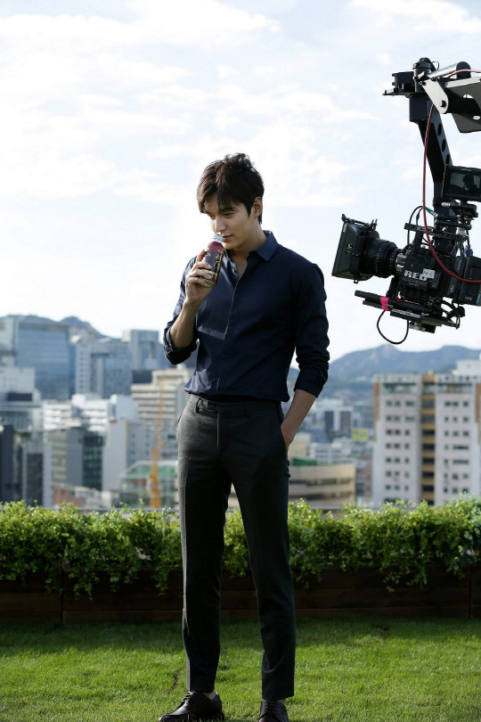 李敏镐广告拍摄花絮照 微笑迷人长腿逆天【组图】