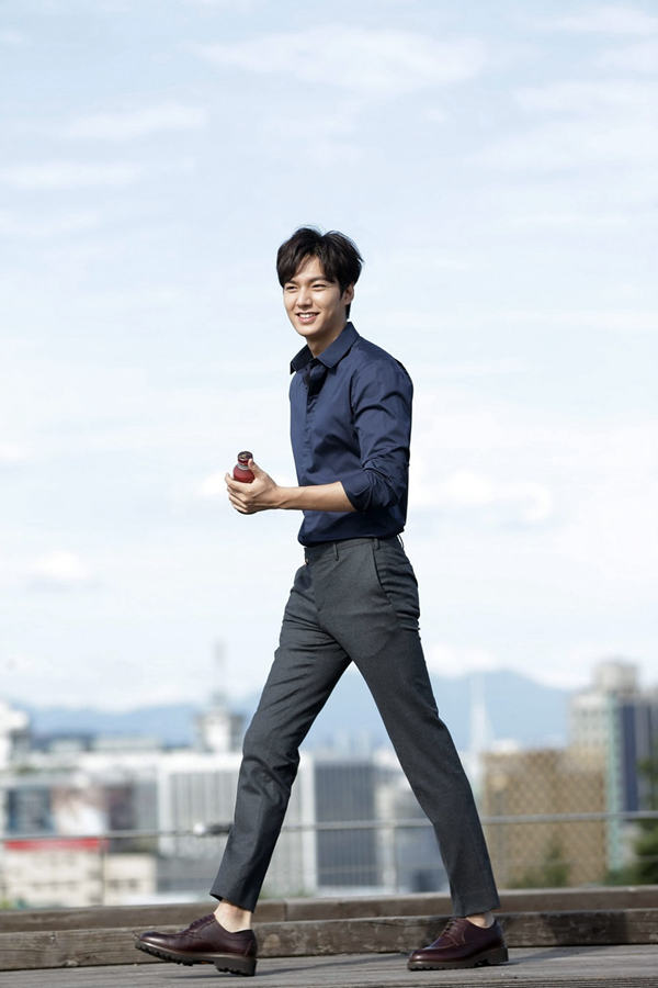 李敏镐广告拍摄花絮照 微笑迷人长腿逆天【组图】