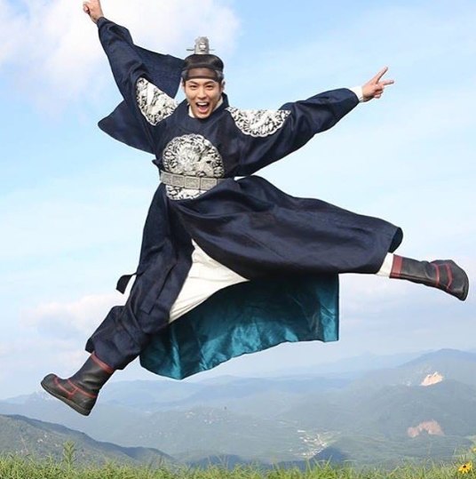 《云画的月光》片场照集锦 &ldquo;傲娇王世子&rdquo;朴宝剑呆萌又体贴【组图】