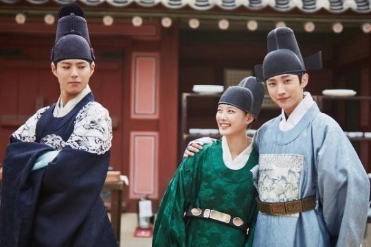 《云画的月光》片场照集锦 &ldquo;傲娇王世子&rdquo;朴宝剑呆萌又体贴【组图】