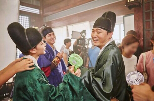 《云画的月光》片场照集锦 &ldquo;傲娇王世子&rdquo;朴宝剑呆萌又体贴【组图】