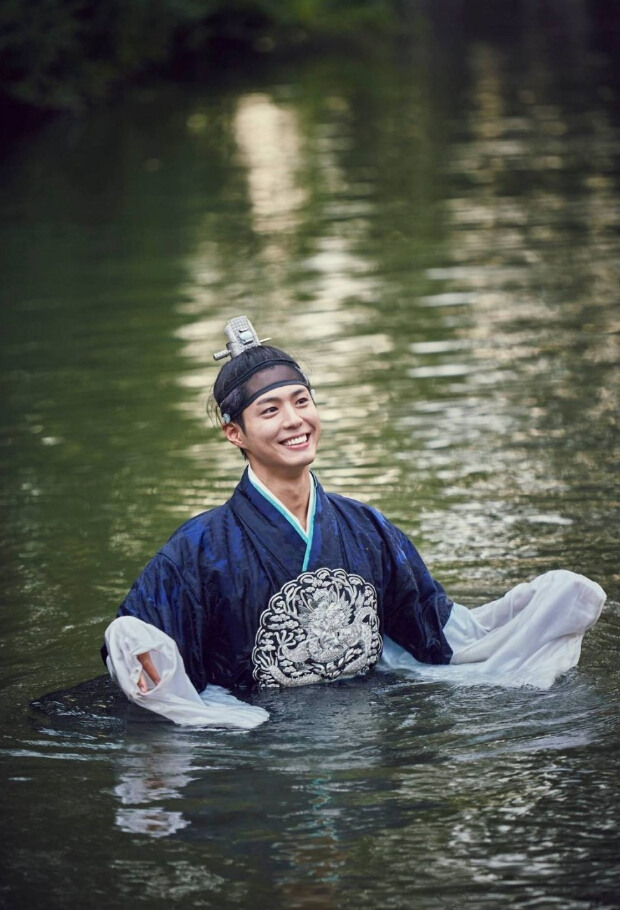 《云画的月光》片场照集锦 &ldquo;傲娇王世子&rdquo;朴宝剑呆萌又体贴【组图】