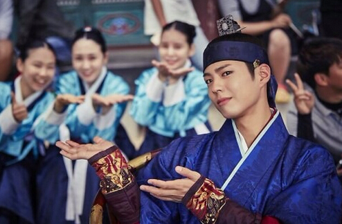 《云画的月光》片场照集锦 &ldquo;傲娇王世子&rdquo;朴宝剑呆萌又体贴【组图】