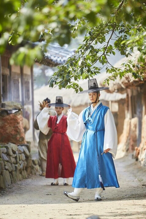 《云画的月光》片场照集锦 &ldquo;傲娇王世子&rdquo;朴宝剑呆萌又体贴【组图】