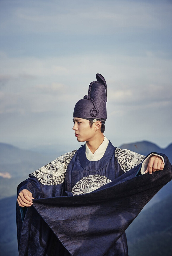 《云画的月光》片场照集锦 &ldquo;傲娇王世子&rdquo;朴宝剑呆萌又体贴【组图】