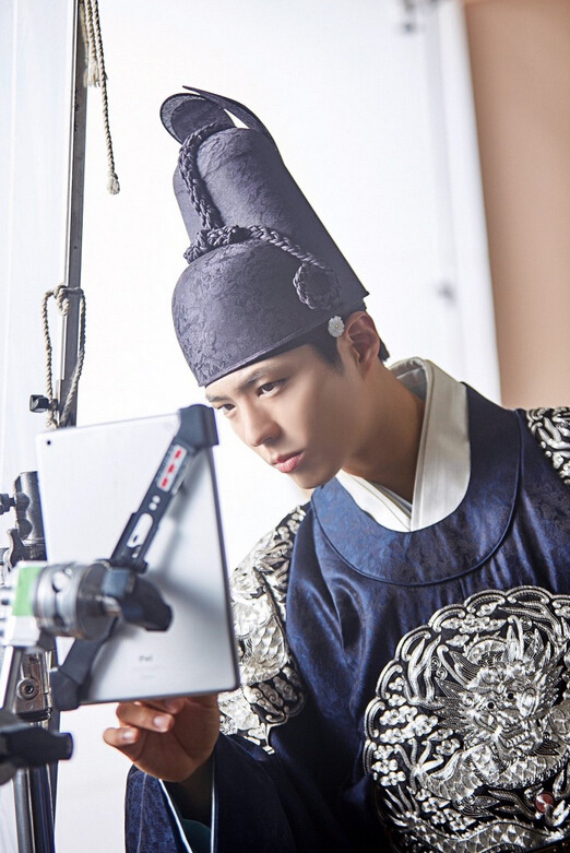 《云画的月光》片场照集锦 &ldquo;傲娇王世子&rdquo;朴宝剑呆萌又体贴【组图】