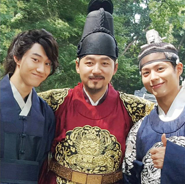 《云画的月光》片场照集锦 &ldquo;傲娇王世子&rdquo;朴宝剑呆萌又体贴【组图】