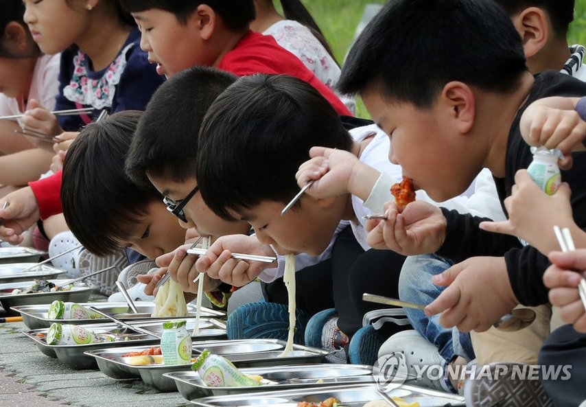 韩国庆州再发余震 小学师生在操场吃午饭(组图)