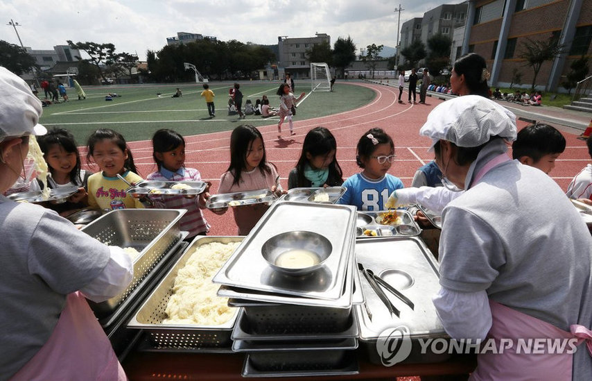 韩国庆州再发余震 小学师生在操场吃午饭(组图)