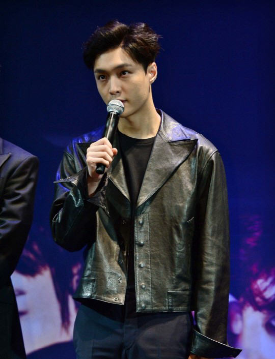 张艺兴机场晕倒 SM回应：睡眠不足导致（图）