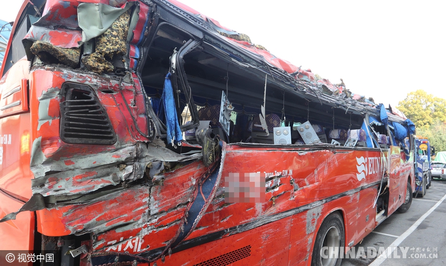 韩国旅游大巴翻车 致4死40伤